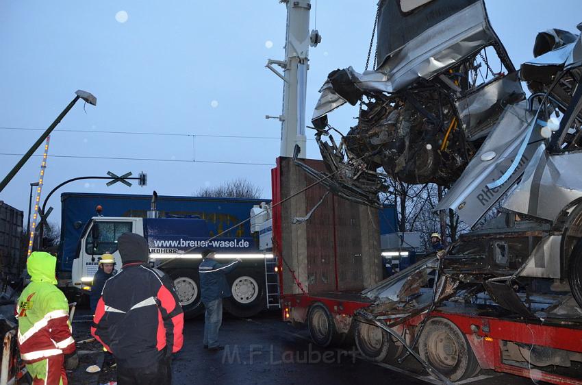 Schwerer VU Bus Zug Düsseldorf P483.JPG